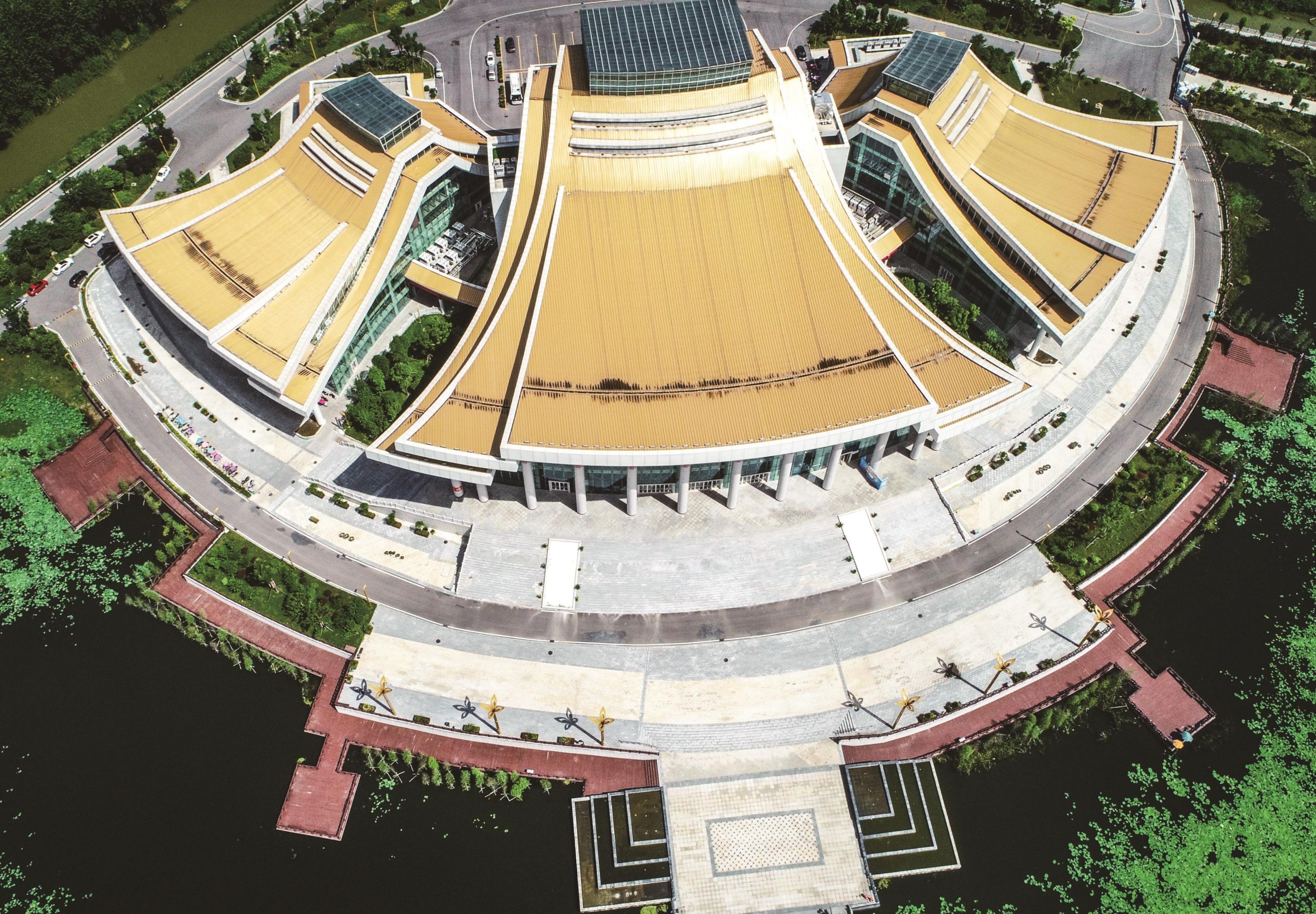 蓸禺大劇院生態(tài)停車場(chǎng)及劇院門前木棧道